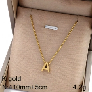 Pozlacený ocelový náhrdelník s písmeny abecedy