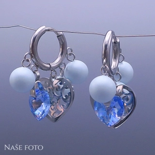 Náušnice z chirurgické oceli se Swarovski srdíčky a perličkami – světle modré